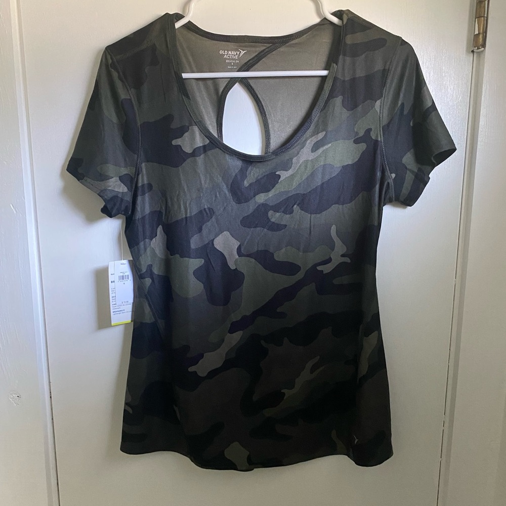 Old Navy Breathe camo active top!